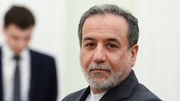 ARCHIVO - El ministro iraní de Exteriores, Abbas Araghchi, se ve de pie esperando al presidente de Rusia, Vladímir Putin, para reuniones en el Kremlin en Moscú, Rusia, el 23 de junio de 2025. (Alexander Kazakov/Sputnik, Kremlin Pool Foto via AP, Archivo)