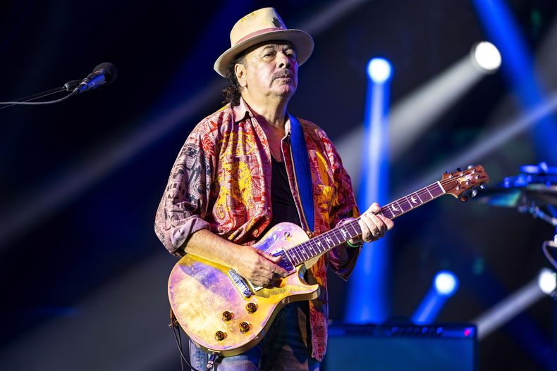 ARCHIVO - Carlos Santana se presenta el viernes 30 de junio de 2023 en Ravinia en Highland Park, Illinois. (Foto Rob Grabowski/Invision/AP, archivo)