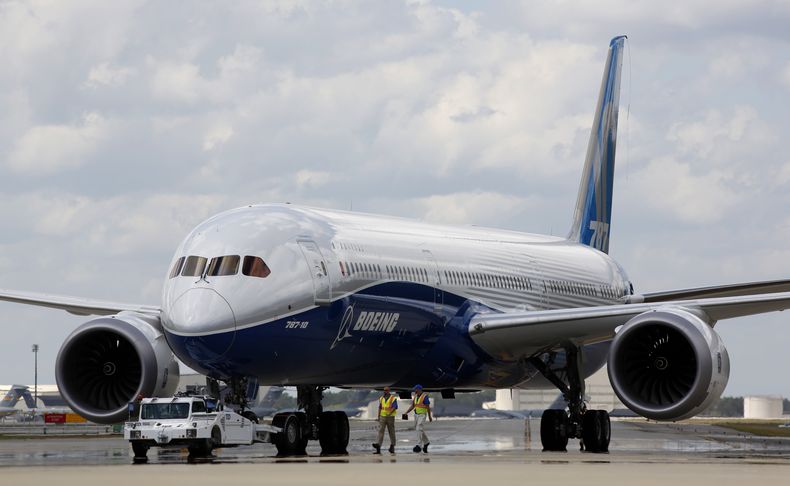 ARCHIVO - Empleados de Boeing conducen el nuevo Boeing 787-10 Dreamliner hacia el área de la rampa de entrega en las instalaciones de la empresa después de realizar su primer vuelo de prueba en el Aeropuerto Internacional de Charleston el 31 de marzo de 2017, en North Charleston, Carolina del Sur. (AP Foto/Mic Smith, Archivo)