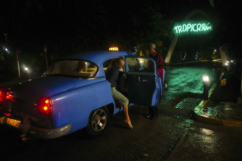 Un turista llega en un vehículo americano clásico para un show en el Salón Tropicana en La Habana, Cuba, el 2 de noviembre de 2023. (AP Foto/Ramón Espinosa)