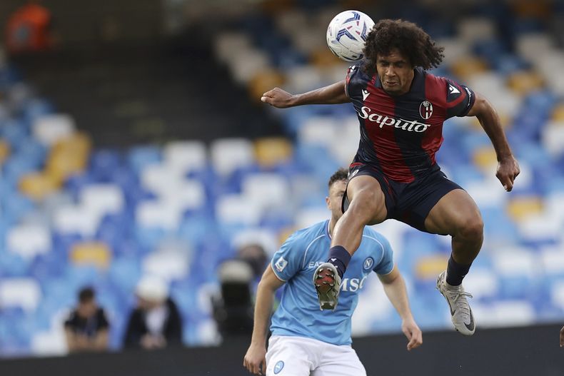ARCHIVO - Joshua Zirkzee de Bologna cabecea el balón en el partido contra Napoli en la Serie A de Italia, el 11 de mayo de 2024, en Nápoles. (Alessandro Garofalo/LaPresse vía AP)