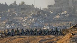 Soldados israelíes toman posiciones cerca de la frontera con la Franja de Gaza, en el sur de Israel, el 11 de diciembre de 2023. (AP Foto/Ohad Zwigenberg)