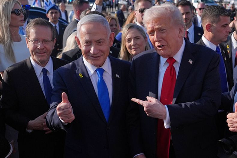 ARCHIVO - El presidente de EEUU, Donald Trump, posa para una foto junto al primer ministro de Israel, Benjamin Netanyahu, antes de subir al avión Air Force One en el Aeropuerto Internacional Ben Gurión, el 13 de octubre de 2025, mientras el presidente de Israel, Isaac Herzog, observa a la izquierda. (AP Foto/Evan Vucci/Archivo)