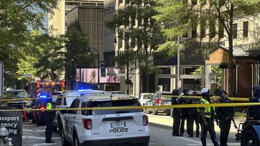 La policía responde a una escena de tiroteo afuera del centro comercial Peachtree Center, en el centro de Atlanta, el martes 11 de junio de 2024. (AP Foto/Jeff Amy)