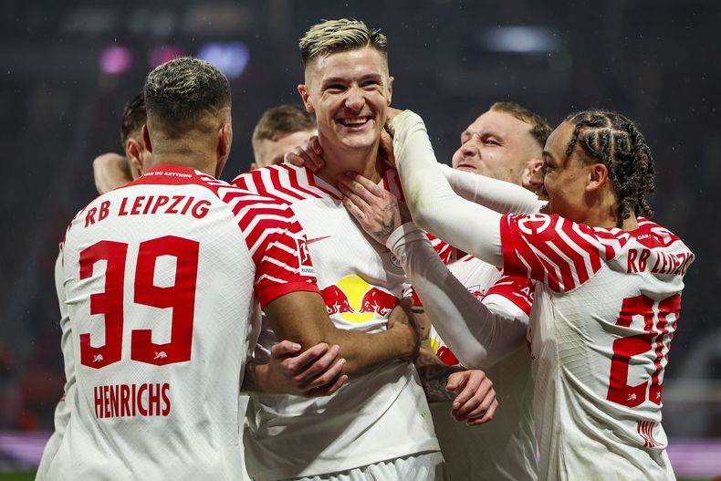 Benjamin Šeško del Leipzig (centro) celebra junto a sus compañeros de equipo luego de anotar el segundo gol del partido de la Liga de Alemania frente al 1.FC Union Berlin, en el Red Bull Arena, en Leipzig, Alemania, el domingo 4 de febrero de 2024. (Jan Woitas/dpa via AP)