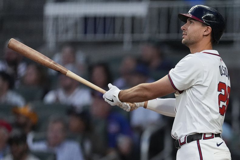 Matt Olson, de los Bravos de Atlanta, observa la pelota al conectar un jonrón en el encuentro del martes 14 de mayo de 2024, ante los Cachorros de Chicago (AP Foto/John Bazemore)