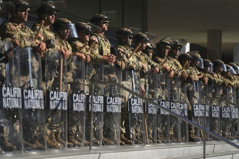 ARCHIVO - La Guardia Nacional de California se posiciona en frente del Edificio Federal, en el centro de Los Ángeles, el 10 de junio de 2025. (AP Foto/Eric Thayer, Archivo)