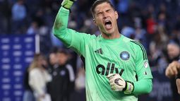 Kristijan Kahlina (1), portero del Charlotte FC, reacciona después de derrotar al New York City FC en una tanda de penaltis en la primera ronda de los playoffs de la Conferencia Este del fútbol de la MLS, el sábado 1 de noviembre de 2025, en Nueva York. (AP Photo/Pamela Smith)