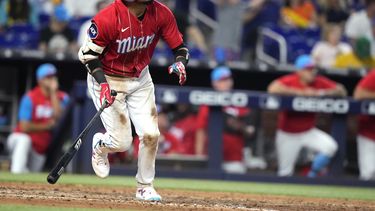 El venezolano Luis Arráez, de los Marlins de MIami, corre al conectar un doble en el juego del sábado 3 de junio de 2023, ante los Atléticos de Oakland (AP Foto/Lynne Sladky)