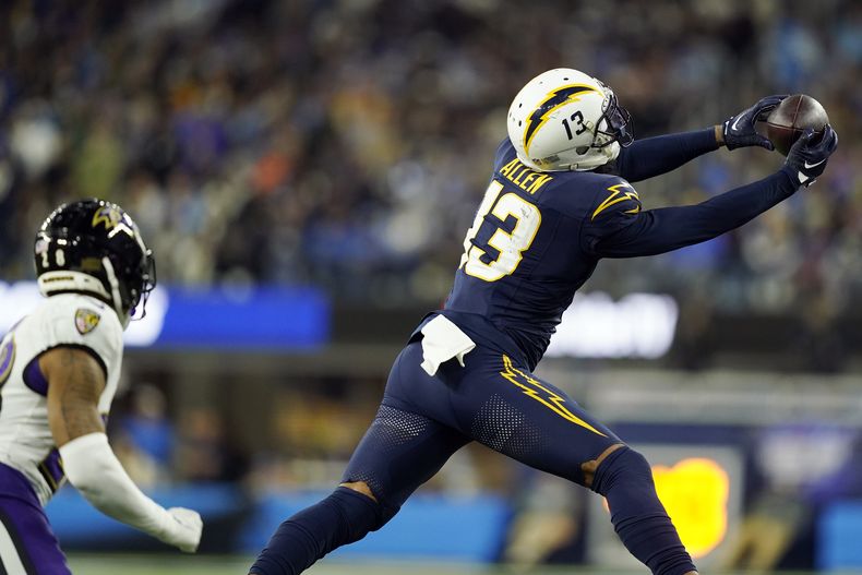 Keenan Allen (13), wide receiver de los Chargers de Los Ángeles, atrapa el balón durante la segunda mitad del juego de la NFL en contra de los Ravens de Baltimore, el domingo 26 de noviembre de 2023, en Inglewood, California. (AP Foto/Ryan Sun)