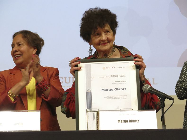 La autora mexicana Margo Glantz recibe un homenaje a la trayectoria del Instituto Nacional de Bellas Artes y Literatura de México el domingo 3 de marzo de 2024. A la izquierda está la directora general del instituto Lucina Jiménez López. (Foto AP/Berenice Bautista)