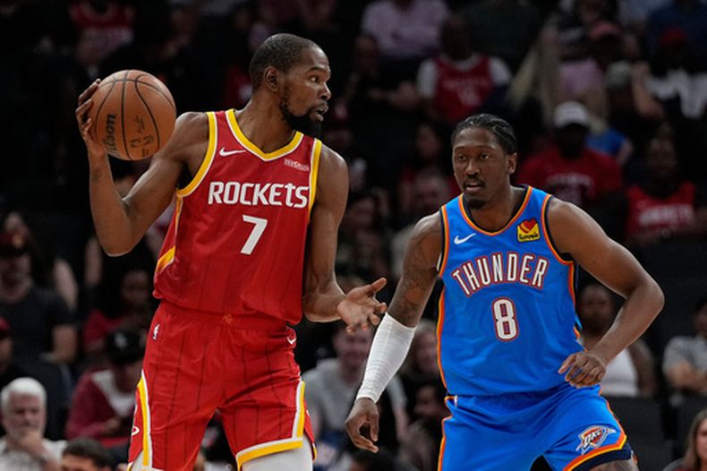 Kevin Durant, de los Rockets de Houston, trata de avanzar frente a Jalen Williams, del Thunder de Oklahoma City, en el duelo del jueves 15 de octubre de 2026 (AP Foto/Kevin M. Cox)