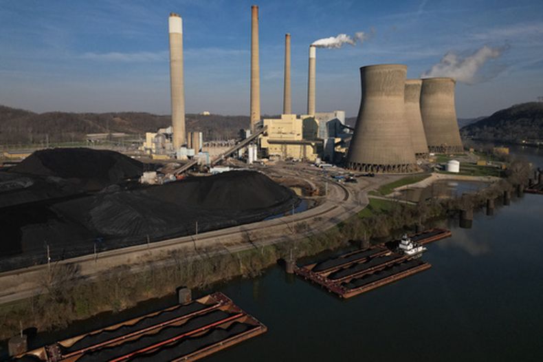 La planta de carbón John Amos, de la compañía American Electric Power, en Winfield, Virginia Occidental, el 22 de marzo del 2026. (AP foto/Carolyn Kaster)