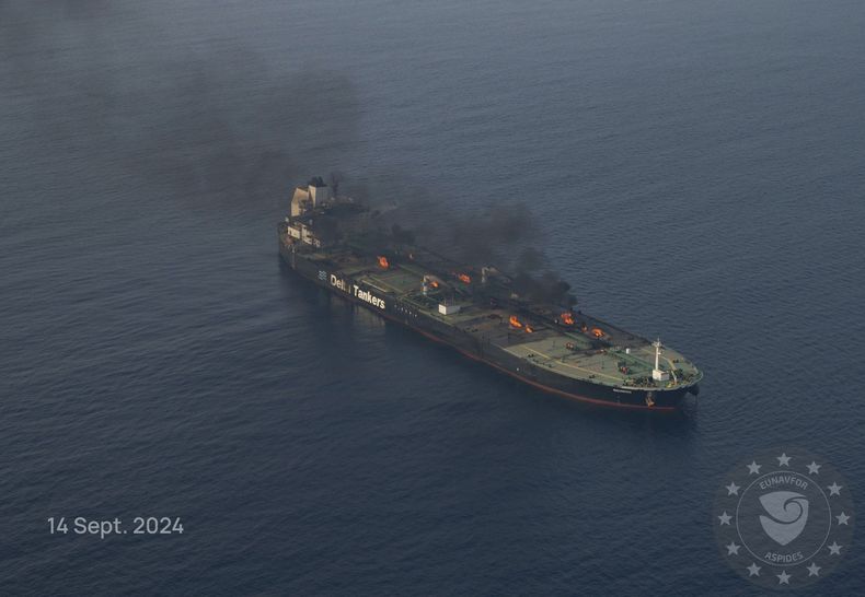 En esta imagen, distribuida por la fuerza naval de la Operación Áspides de la Unión Europea, se muestra el patrolero Sounion ardiendo en el mar Rojo tras una serie de ataques de los rebeldes hutíes de Yemen, el 14 de septiembre de 2024. (Operación Áspides de la Unión Europea vía AP)