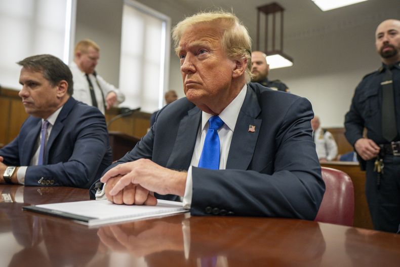 ARCHIVO - El expresidente Donald Trump comparece en el tribunal penal de Manhattan durante las deliberaciones del jurado en su juicio penal por el dinero por silencio en Nueva York, el 30 de mayo de 2024. (Steven Hirsch/New York Post via AP, Pool, archivo)