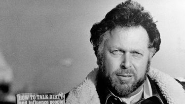 americateve | Foto de archivo del 25 de octubre de 1977 que muestra a Al Goldstein, director de la publicaci&oacute;n pornogr&aacute;fica Screw a su salida de una corte en Kansas City, Kansas, al final de un juicio por obscenidad instruido en su contra. Goldstein, quie
