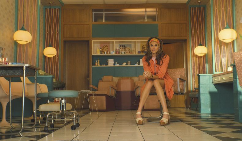 En esta imagen proporcionada por Apple TV+, Kaia Gerber en una escena de la serie Palm Royale. (Apple TV+ via AP)
