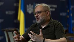 El ministro ucraniano de Energía, Herman Halushchenko, habla en entrevista con The Associated Press en Kiev, Ucrania, el lunes 10 de julio de 2023. (AP Foto/Jae C. Hong)
