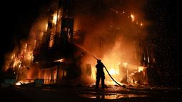 Un trabajador de rescate combate un incendio en el centro de operaciones financieras Intrade tras un ataque de dron ruso en Zaporiyia, Ucrania, el lunes 21 de septiembre de 2026. (AP Foto/Kateryna Klochko)