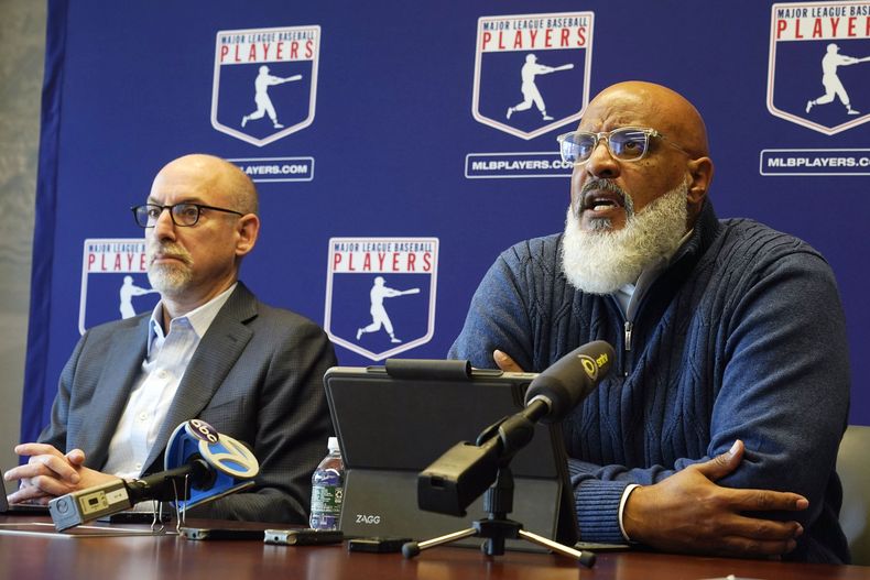 ARCHIVO - Foto del 11 de marzo del 2022, el director ejecutivo del sindicato de peloteros de la MLB Tony Clark, junto a Bruce Meyer, jefe negociador, en conferencia de prensa en sus oficinas en Nueva York. (AP Foto/Richard Drew, Archivo)