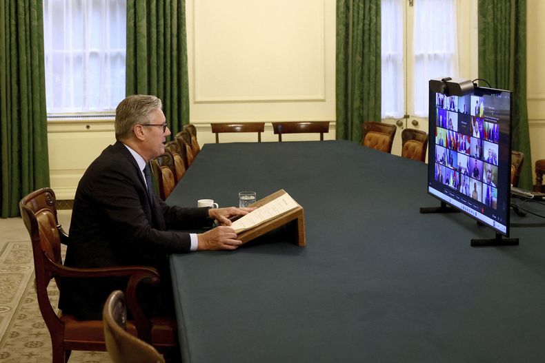 El primer ministro de Reino Unido, Keir Starmer, copreside una videollamada con líderes europeos sobre Ucrania, en Londres, el 13 de agosto de 2025. (Jack Taylor/Pool Foto vía AP)