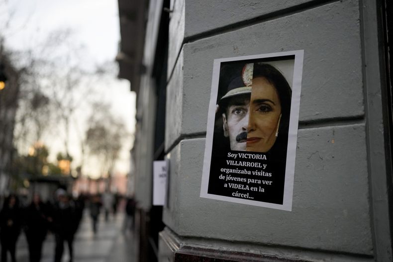 ARCHIVO - Un cartel de protesta con un fotomontaje con la cara de la vicepresidenta argentina, Victoria Villarruel, y el dictador Jorge Rafael Videla, con un mensaje que dice: Soy Victoria Villarruel y organizaba visitas de jóvenes para ver a Videla en la cárcel... colocado en la fachada de un edificio en Buenos Aires, Argentina, el 4 de septiembre de 2023. (AP Foto/Natacha Pisarenko, Archivo)
