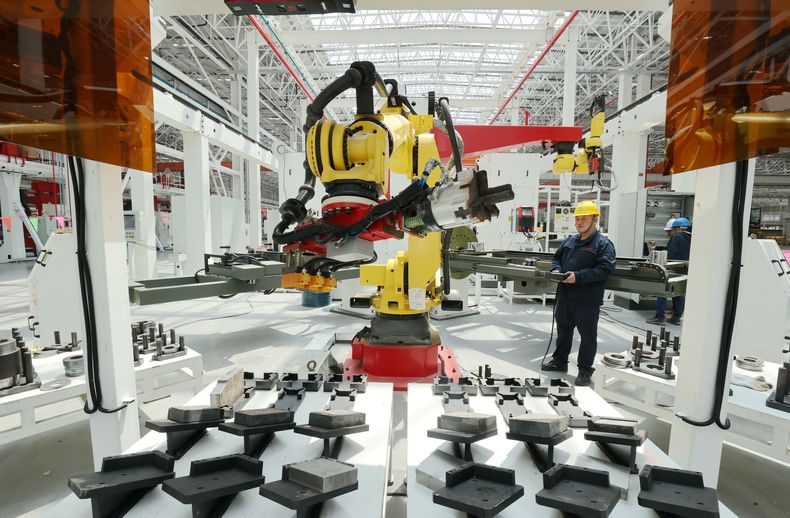 En esta imagen publicada por la Agencia de Noticias Xinhua, un técnico comprueba una línea de producción del Sany Group en Huzhou, en la provincia oriental china de Zhejiang, el jueves 27 de abril de 2023. (Xie Shangguo/Xinhua via AP)