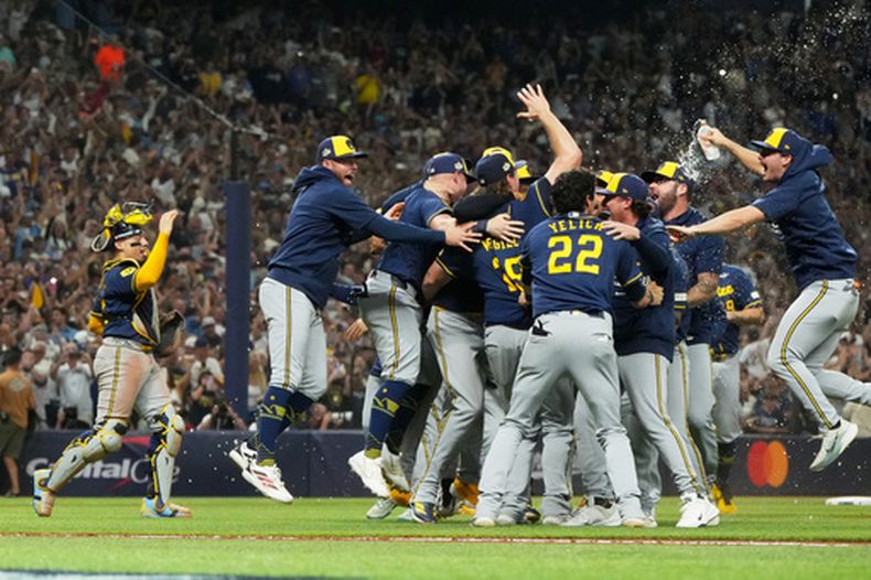 Los Cerveceros de Milwaukee festejan su coronación en la Serie Mundial, tras vencer a los Rays de Tampa Bay el miércoles 28 de octubre de 2026 (AP Foto/Ashley Landis)