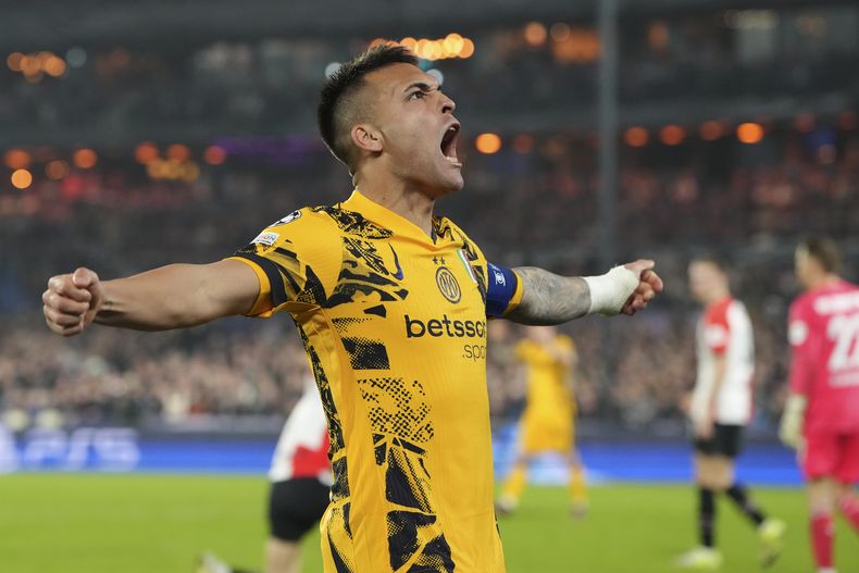 Lautaro Martínez celebra tras anotar el segundo gol del Inter de Milán en la victoria 2-0 ante Feyenoord en la ida de los octavos de final de la Liga de Campeones, el miércoles 5 de marzo de 2025. (AP Foto/Peter Dejong)