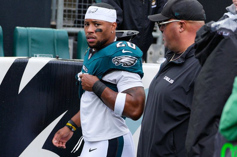 Saquon Barkley, corredor de los Eagles de Filadelfia, camina rumbo al vestuario después de sufrir una lesión durante la primera mitad del partido de la NFL contra los Rams de Los Ángeles, el domingo 4 de octubre de 2026, en Filadelfia. (AP Foto/Chris Szagola)