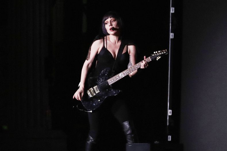ARCHIVO - Lady Gaga ensaya para su concierto gratuito en la playa de Copacabana, en Río de Janeiro, el 2 de mayo de 2025. (Foto AP/Bruna Prado, archivo)
