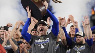 Freddie Freeman, de los Dodgers de Los Ángeles, festeja tras obtener el trofeo al Jugador Más Valioso de la Serie Mundial, luego del triunfo sobre los Yankees de Nueva York en el quinto juego, el jueves 31 de octubre de 2024 (AP Foto/Ashley Landis)