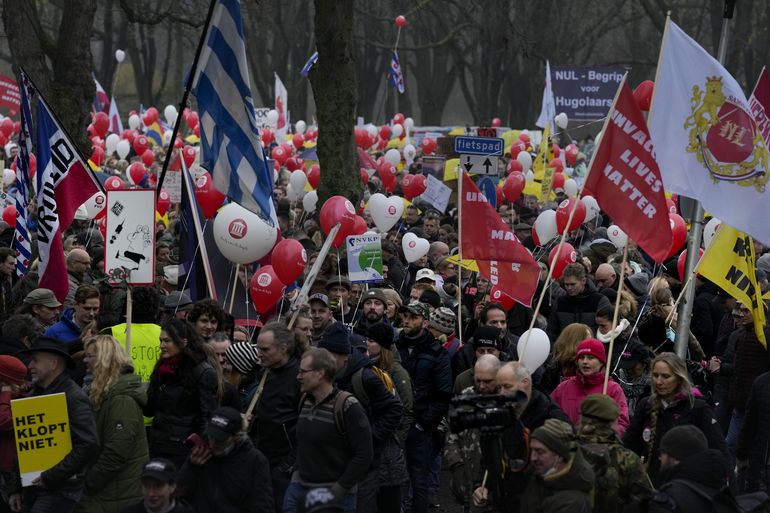 Holanda: Miles marchan contra medidas por COVID en Utrecht