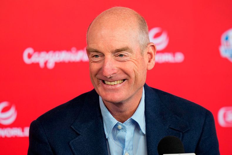 ARCHIVO — El golfista Jim Furyk habla con los medios de comunicación durante el torneo de golf Campeonato de la PGA en el Club de Golf Aronimink, el 13 de mayo de 2026, en Newtown Square, Pensilvania. (Foto AP/Frank Franklin II, Archivo)