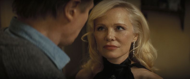 Esta imagen difundida por Paramount Pictures muestra a Pamela Anderson, a la derecha, y Liam Neeson en una escena de The Naked Gun. (Paramount Pictures via AP)