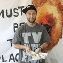 William Perry, fundador de This Must Be The Place, sostiene dosis de naloxona gratuitas para distribuirlas entre los asistentes al Governors Ball Music Festival el domingo 9 de junio de 2025, en Flushing Meadows Corona Park en el distrito de Queens de Nueva York. (Foto Andy Kropa/Invision/AP)