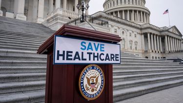 ARCHIVO - Un atril se ve preparado antes de que demócratas de la Cámara de Representantes hablen en el Capitolio para insistir en que los republicanos incluyan una extensión de las ayudas a seguros de salud dentro del acuerdo de financiamiento del gobierno, en Washington, el 30 de septiembre de 2025. (AP Foto/J. Scott Applewhite, Archivo)