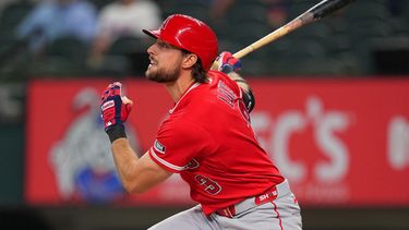 Josh Lowe, de los Angelinos de Los Ángeles, observa la pelota al conectar un sencillo productor para hacer anotar a Jorge Soler contra los Rangers de Texas durante la primera entrada de un partido de béisbol, el martes 7 de julio de 2026, en Arlington, Texas. (Foto AP/Julio Cortez)