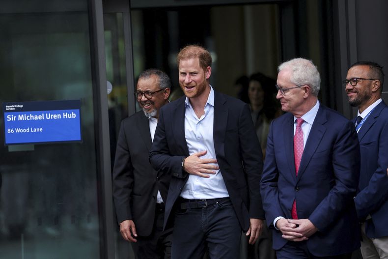 El príncipe Enrique de Gran Bretaña reacciona al partir, tras su visita al Centro de Estudios de Lesiones por Explosiones en el Imperial College de Londres, en Londres, el miércoles 10 de septiembre de 2025. (Suzanne Plunkett, Pool Photo via AP)