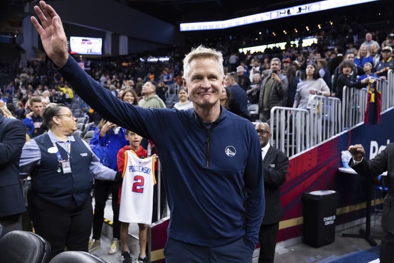 El entrenador de los Warriors de Golden State, Steve Kerr, saluda después de un partido de baloncesto de la NBA contra los Knicks de Nueva York, el sábado 15 de marzo de 2025, en San Francisco. (AP Foto/Benjamin Fanjoy)