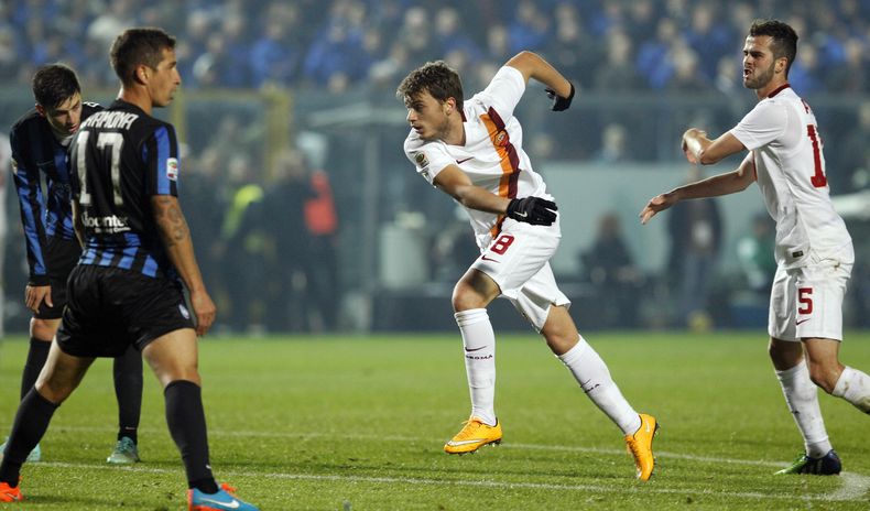 El jugador de la Roma, Adem Ljajic, centro, festeja tras marcar un gol contra Atalanta en la Serie A el s&aacute;bado, 22 de noviembre de 2014, en Bergamo, Italia. (AP Photo/Felice Calabro)