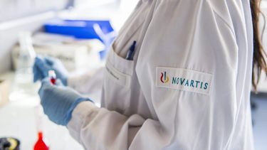 americateve | Foto del 19 de octubre del 2012 de un empleado de Novartis en un laboratorio de la empresa en Prangins, cerca de Nyon, Suiza. (Foto AP/Keystone, Yannick Bailly)