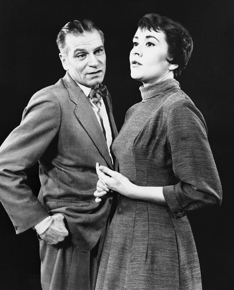 ARCHIVO - Laurence Olivier y Joan Plowright en una escena de la obra de teatro The Entertainer, del dramaturgo John Osborne, en su estreno en Broadway el 4 de febrero de 1958. (AP Foto, archivo)