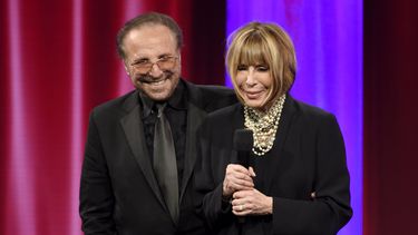 ARCHIVO - Barry Mann, a la izquierda, y Cynthia Weil aceptan el premio BMI Icon en la 64.ª entrega anual de los BMI Pop Awards el 10 de mayo de 2016 en Beverly Hills, California. Cynthia Weil, una letrista galardonada con el Grammy de notable variedad y permanencia que disfrutó de una asociación de décadas con su esposo Barry Mann y ayudó a escribir Youve Lost That Lovin Feeling, On Broadway, Walking in the Rain así como decenas de éxitos más, ha muerto a los 82 años. (Foto Chris Pizzello/Invision/AP, archivo)