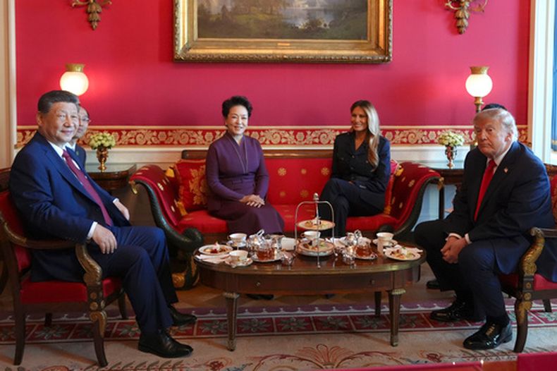 El presidente de Estados Unidos, Donald Trump, desde la derecha, y la primera dama, Melania Trump, toma el té con el presidente de China, Xi Jinping, a la izquierda, y su esposa, Peng Liyuan, en la Sala Roja de la Casa Blanca, el viernes 25 de septiembre de 2026, en Washington. (AP Foto/Jacquelyn Martin)
