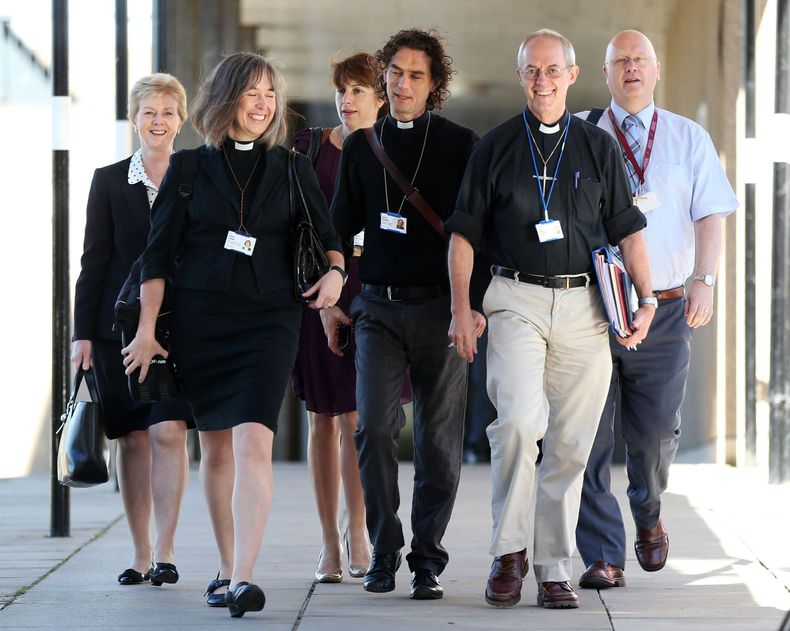 El arzobispo de Canterbury, Justin Welby, segundo de la derecha, y miembros no identificados del clero llegan a la reuni&oacute;n del S&iacute;nodo General en la Universidad de York, Inglaterra, el lunes 14 de julio del 2014. La Iglesia votar&aacute; para