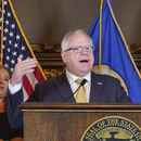 ARCHIVO - El gobernador demócrata de Minnesota, Tim Walz, habla en conferencia de prensa en el Capitolio estatal, el 16 de agosto de 2023, en St. Paul, Minnesota. (AP Foto/Steve Karnowski, archivo)