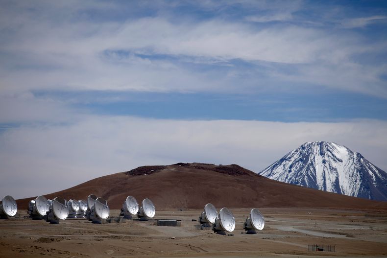 ARCHIVO - Antenas de radio se extienden sobre el terreno como parte de uno de los proyectos astronómicos más grandes del mundo, el Atacama Large Millimeter/submillimeter Array (ALMA) en Chajnator, en el desierto de Atacama, en el norte de Chile, el 27 de septiembre de 2012. (Foto AP/Jorge Sáenz, Archivo)