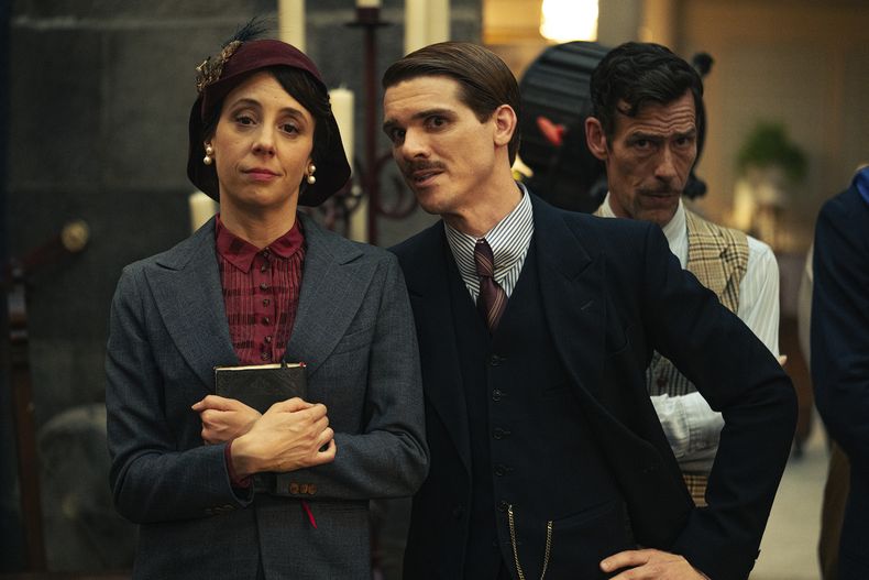 Esta imagen proporcionada por ViX muestra a Sofía Niño de Rivera, de izquierda a derecha, AJ Vaage y John Goodrich en una escena de Y llegaron de noche. (Vix via AP)
