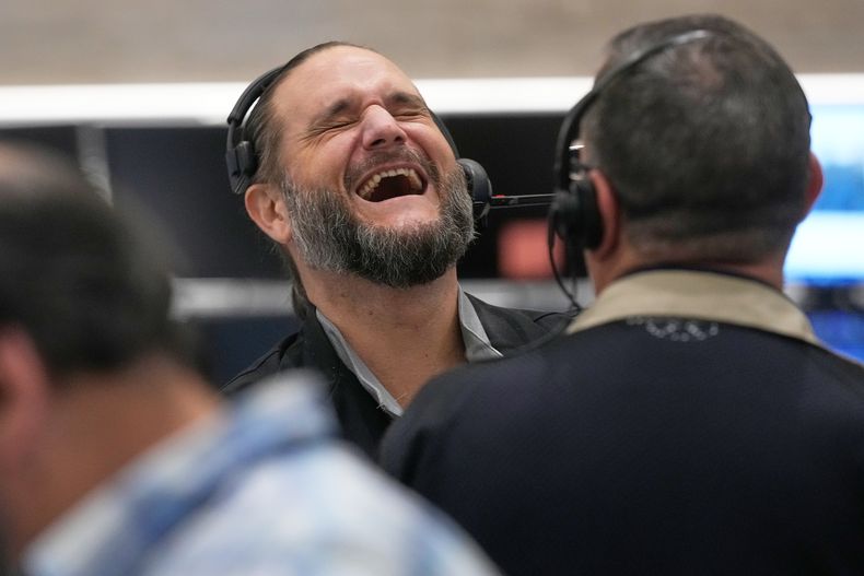 El corredor de opciones Chris Dattolo ríe mientras trabaja en la Bolsa de Valores de Nueva York, el jueves 20 de noviembre de 2025. (AP Foto/Richard Drew)